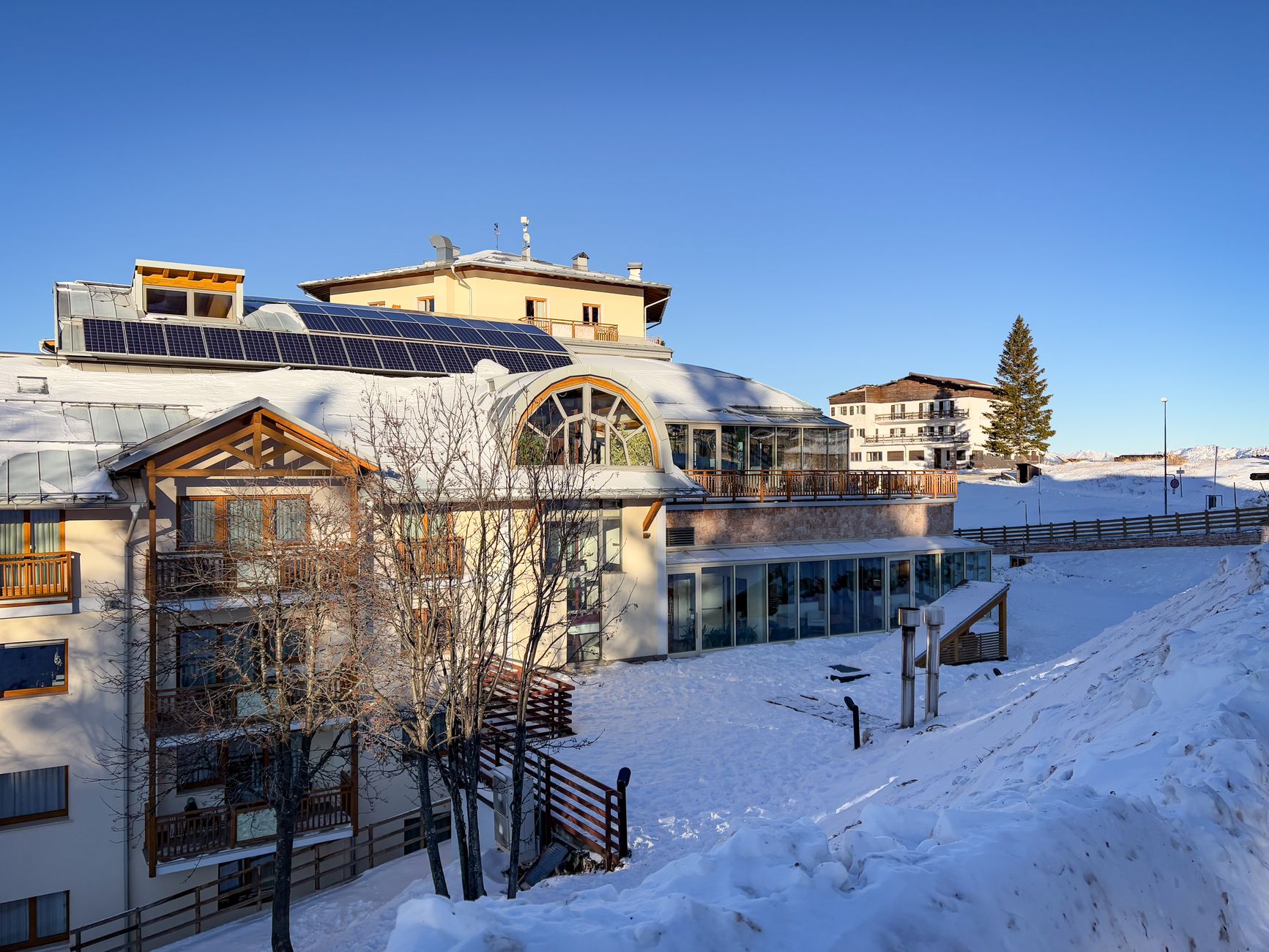 Instalacja fotowoltaiczna na dachu hotelu górskiego