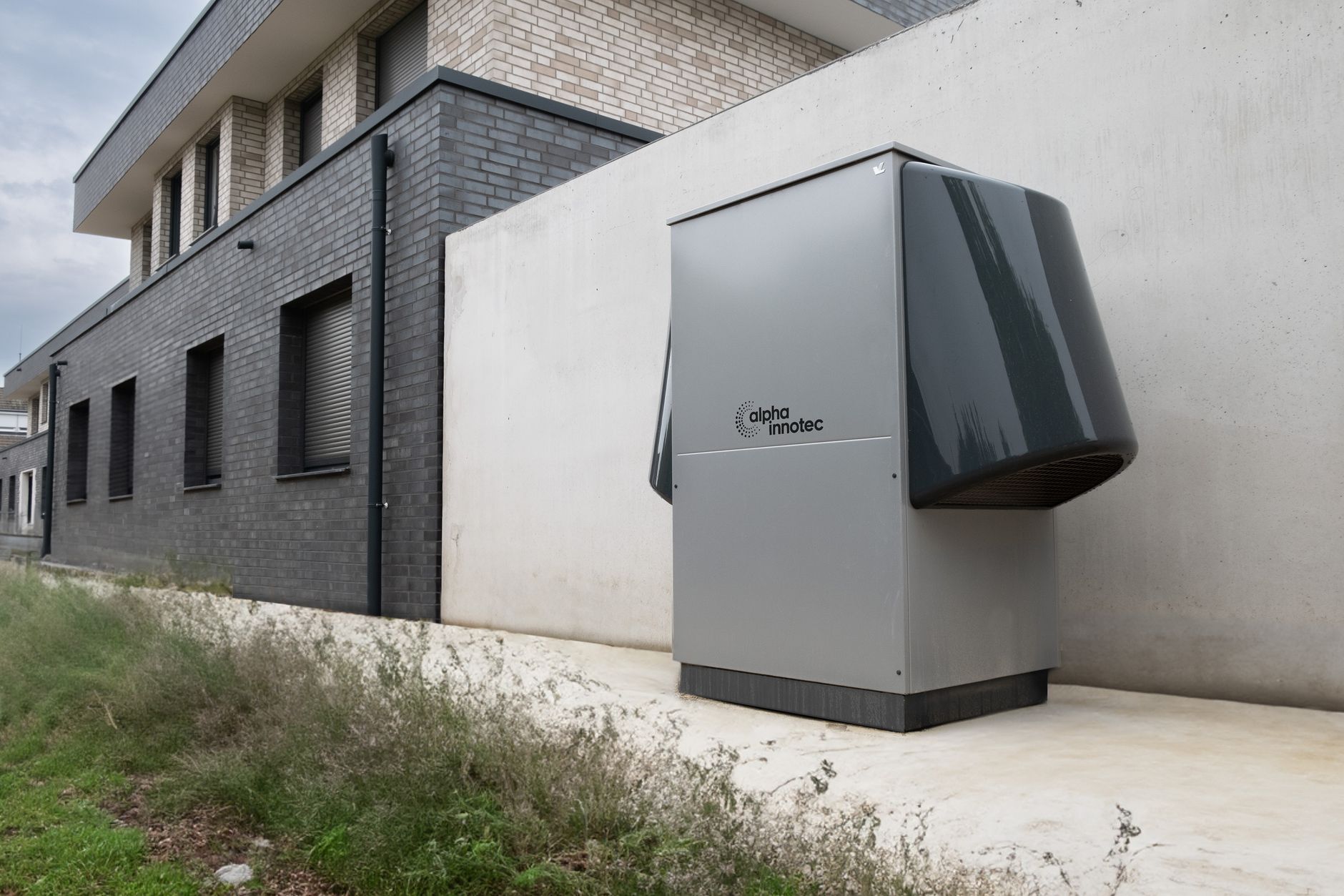 Magazyn energii domowy podłączony do instalacji fotowoltaicznej w pomieszczeniu technicznym