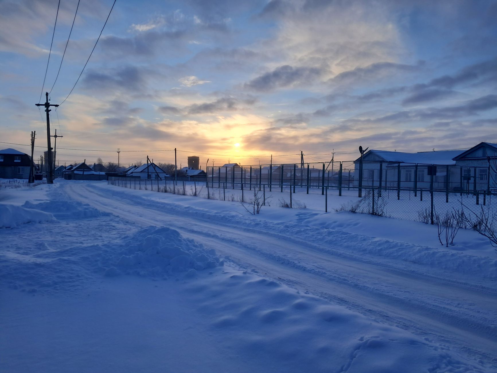 Panele fotowoltaiczne na dachu domu przygotowywane do sezonu jesienno-zimowego