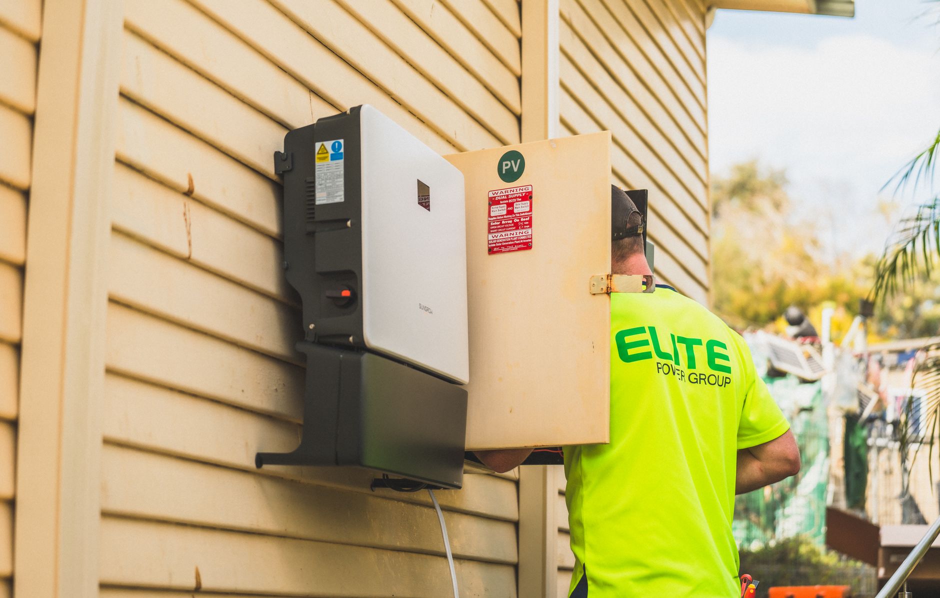 Technik sprawdzający skrzynkę przyłączeniową i licznik energii przy instalacji fotowoltaicznej