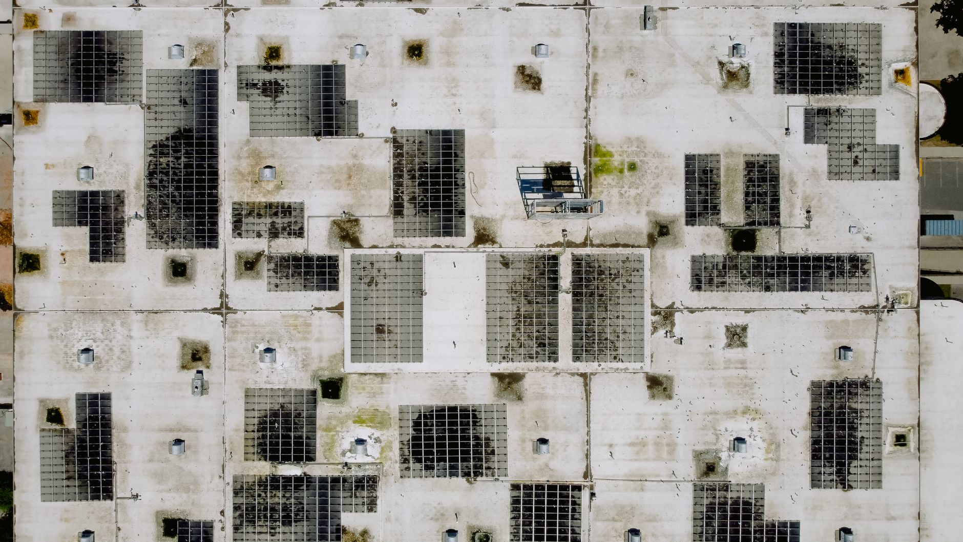 Instalacja fotowoltaiczna na dachu domu energooszczędnego z panelami monokrystalicznymi